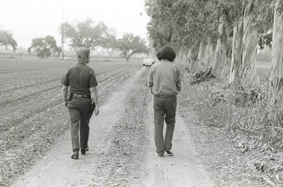 May 19, 1975. Steven Hurd , right, walks with an officer during the jury tour of the crime scene. [Photo courtesy of the O.C. Register]